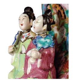 圖為清道光廣彩開(kāi)光花蝶人物紋雙人耳方口扁瓶細(xì)節(jié)圖，此瓶雙耳是東方仕女造型，蓋紐是西方圣母造型，這種中西組合的造型十分少見(jiàn)，反映出當(dāng)時(shí)中西文化的交流和融合。（來(lái)源：廣州十三行博物館）