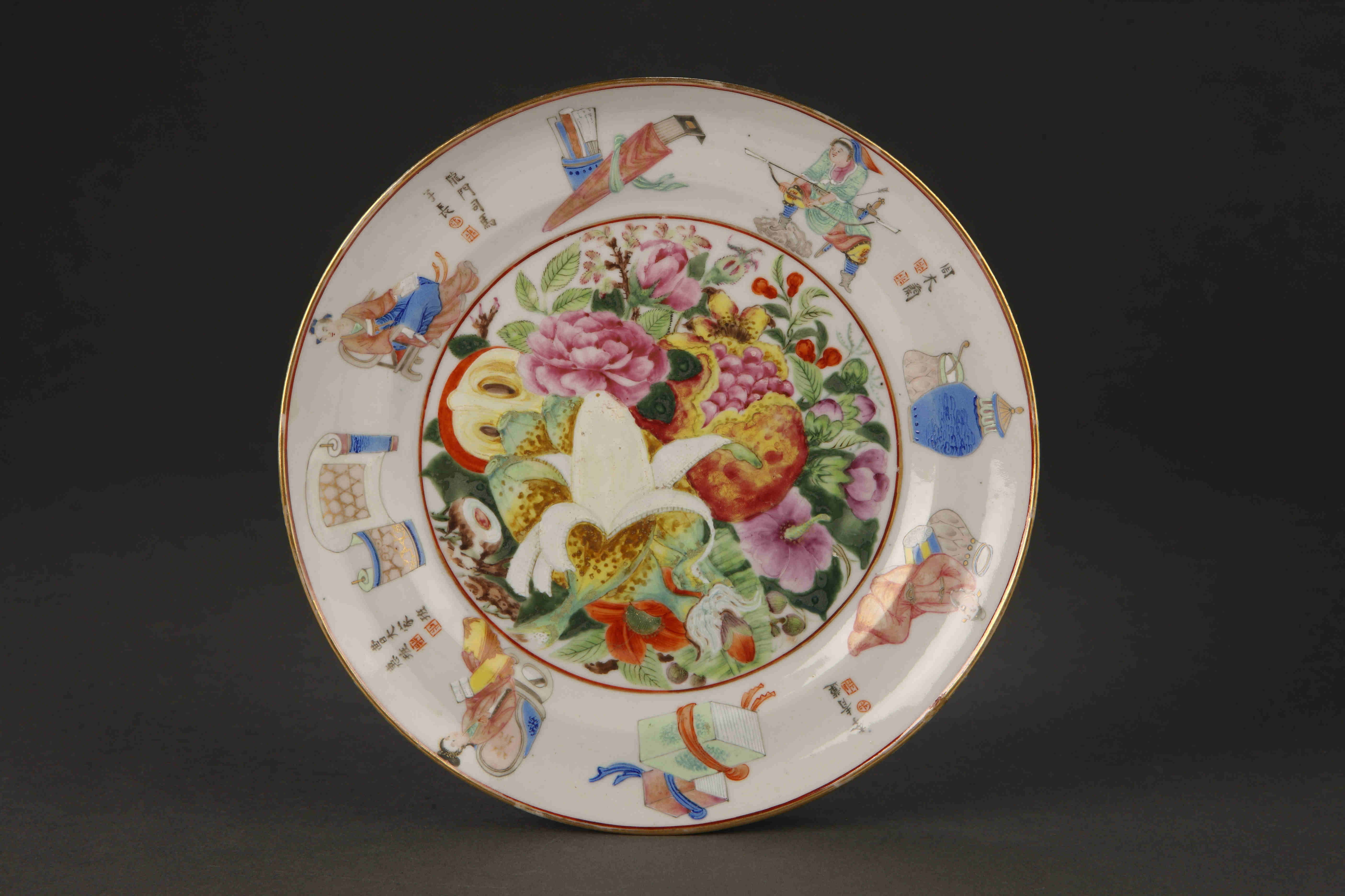 圖為清道光廣彩描金《無(wú)雙譜》花果紋碟。（來(lái)源：廣州十三行博物館）
