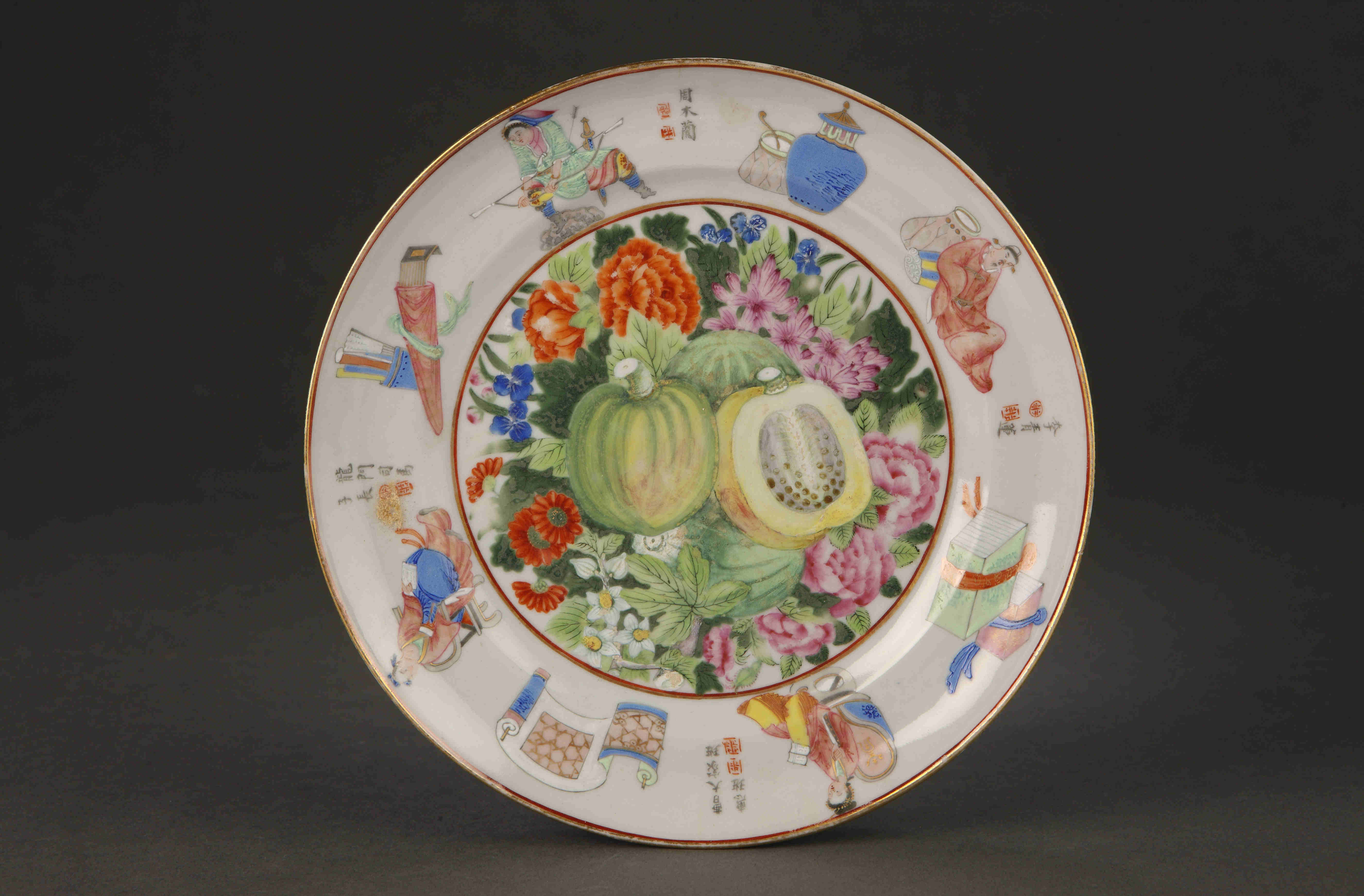 圖為清道光廣彩描金《無(wú)雙譜》花果紋碟。（來(lái)源：廣州十三行博物館）