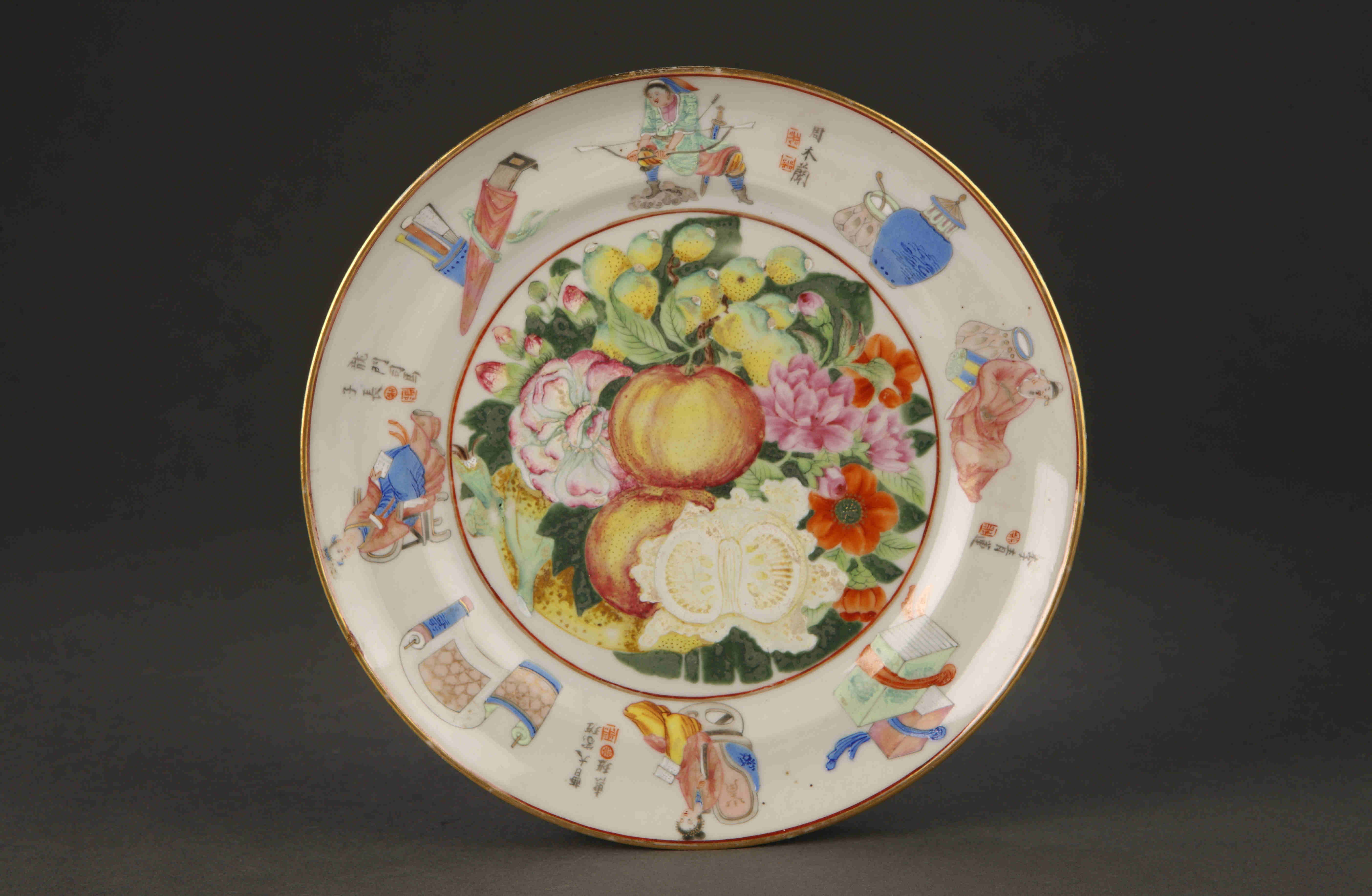圖為清道光廣彩描金《無(wú)雙譜》花果紋碟。（來(lái)源：廣州十三行博物館）