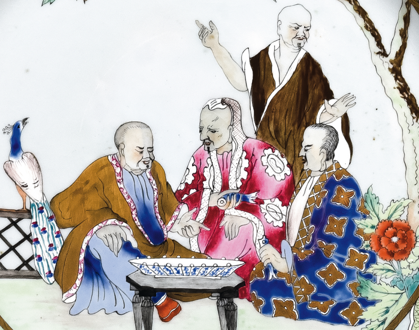圖為清中期廣彩人物紋大碟細(xì)節(jié)圖，此碟紋飾是荷蘭著名設(shè)計(jì)師考納利斯. 普朗克（Cornelis Pronk）設(shè)計(jì)的“博士圖”。也有學(xué)者認(rèn)為該設(shè)計(jì)源自中國的“三酸圖”。蘇東坡曾與黃庭堅(jiān)、佛印禪師共同品嘗唐代名醋“桃花酸”，三人嘗醋后表情各不相同，從而代表了儒、釋、道的人生態(tài)度。儒家以為酸，佛家以為苦，道家以為甜。（來源：廣州十三行博物館）