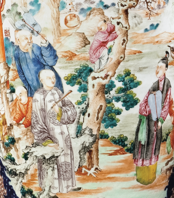 圖為清中期廣彩青花錦地描金庭院人物紋獅鈕蓋瓶細節(jié)圖，腹部開窗繪“滿大人”圖案，人物表情生動，繪畫借鑒西洋技法，富有立體感?！皾M大人”圖案是當時外銷瓷上較為流行的圖案，多為輕松歡愉、充滿親情的庭院生活場景。（來源：廣州十三行博物館）