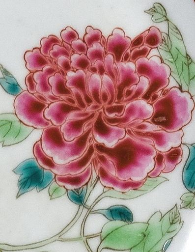 圖為清代粉彩花卉紋碟細節(jié)圖，碟心繪芍藥花卉紋。（來源：廣州十三行博物館）