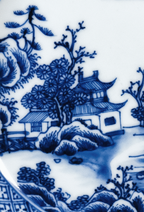 圖為清代青花山水樓閣紋碟細(xì)節(jié)圖，此碟圖案清新，格調(diào)高遠(yuǎn)，給人以恬靜清雅之感。（來源：廣州十三行博物館）