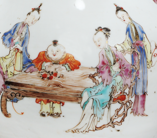 圖為清雍正廣彩人物紋長頸瓶細節(jié)圖，腹部繪仕女嬰戲圖。此器胎體潔白，畫工精美，色澤鮮明。（來源：廣州十三行博物館）