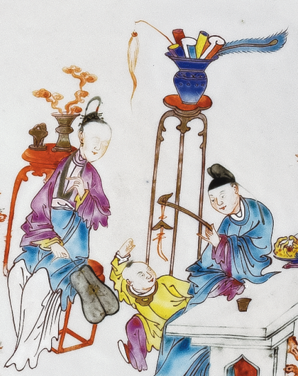 圖為清雍正廣彩嬰戲紋花口碟細節(jié)圖，碟心繪人物嬰戲圖，人物形象逼真，色彩艷麗，栩栩如生。（來源：廣州十三行博物館）