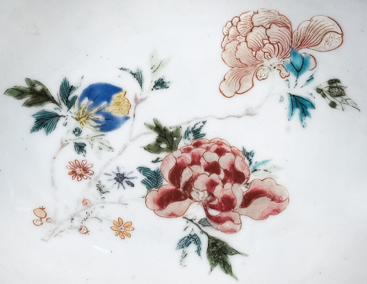 圖為清中期粉彩花卉紋剃須盤細節(jié)圖，盤心主題紋飾為花卉圖。（來源：廣州十三行博物館）